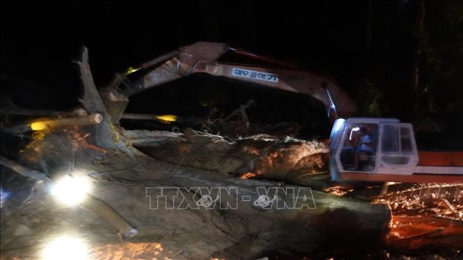 Lực lượng cứu hộ thắp điện làm việc suốt đêm để tìm kiếm các nạn nhân